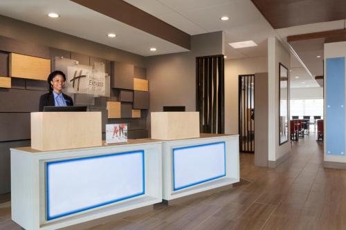 holiday inn express and suites cincinnati ne red bank road