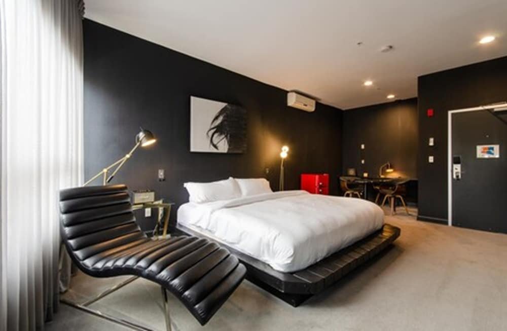 The Audemar,Near Orpheum Theatre,3 star
