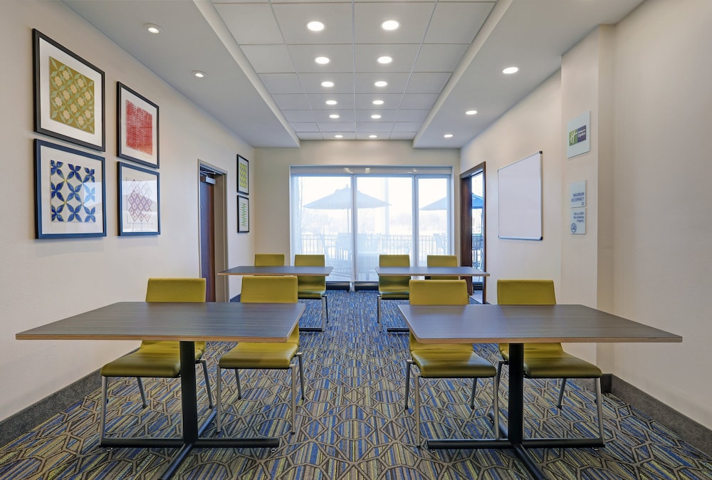 holiday inn exp and sts lenexa overland park area