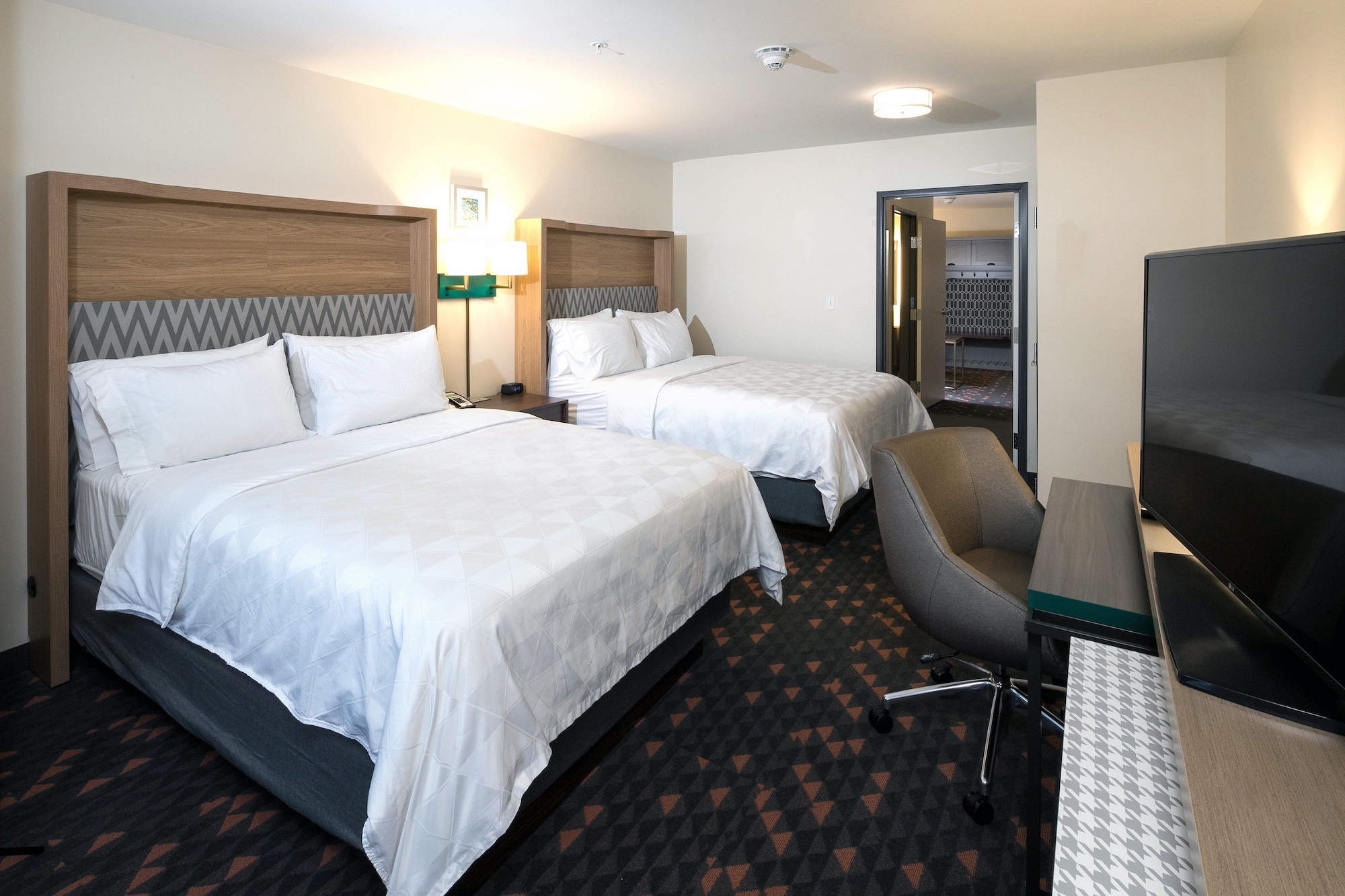 holiday inn hotel and suites mount pleasant