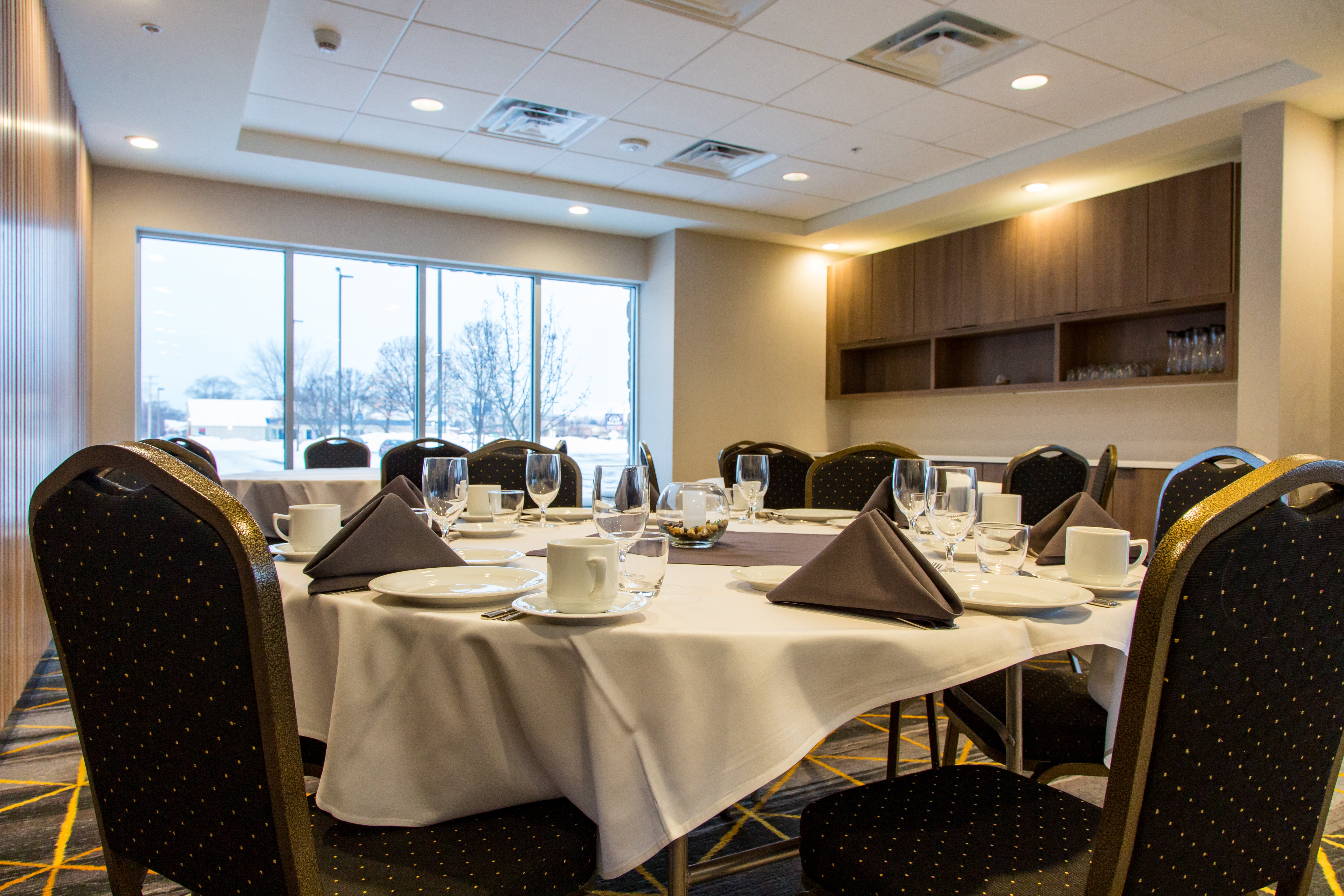 holiday inn hotel and suites mount pleasant