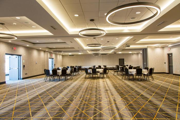 holiday inn hotel and suites mount pleasant