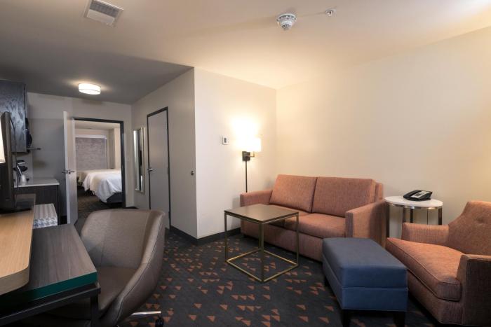 holiday inn hotel and suites mount pleasant