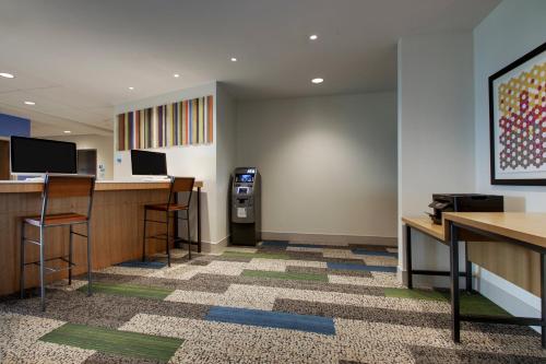 holiday inn express and suites elizabethtown north by ihg