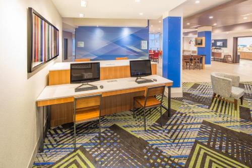 holiday inn exp and sts indianapolis nw zionsville