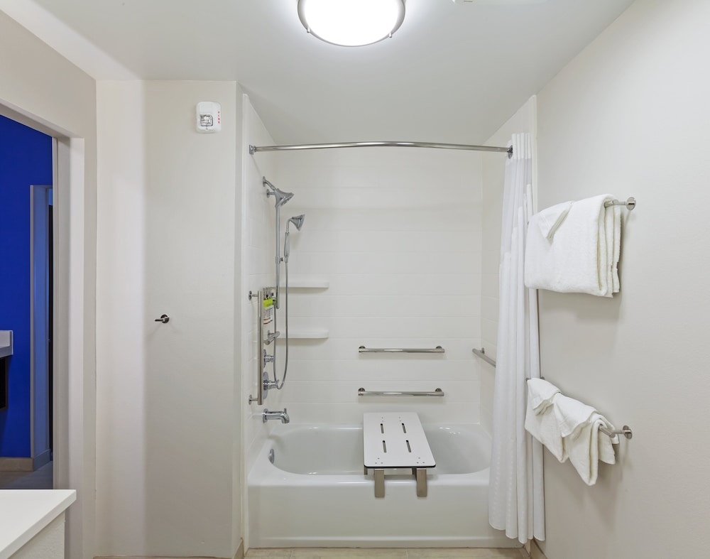 holiday inn express and suites tulsa south woodland hills