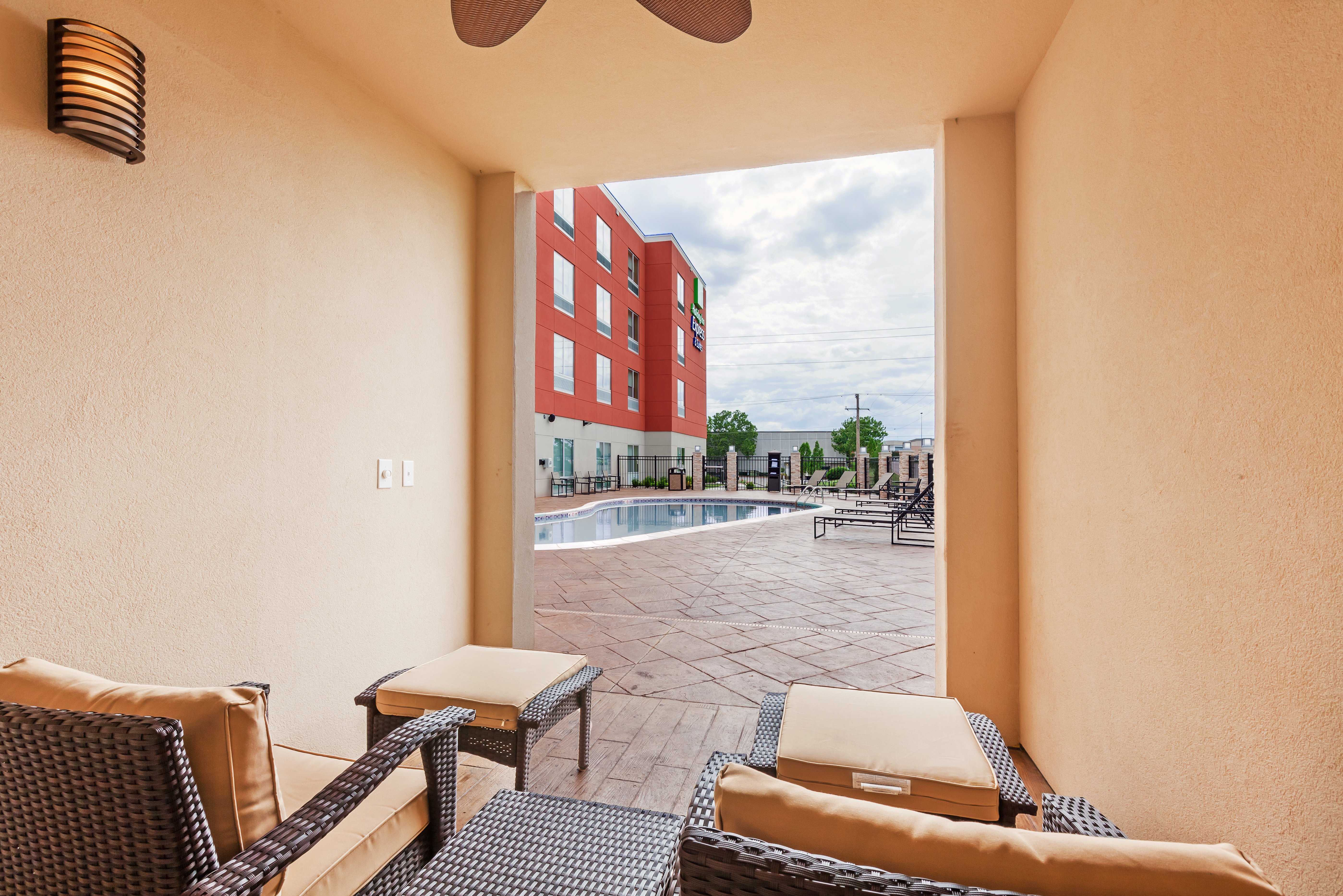 holiday inn express and suites tulsa south woodland hills