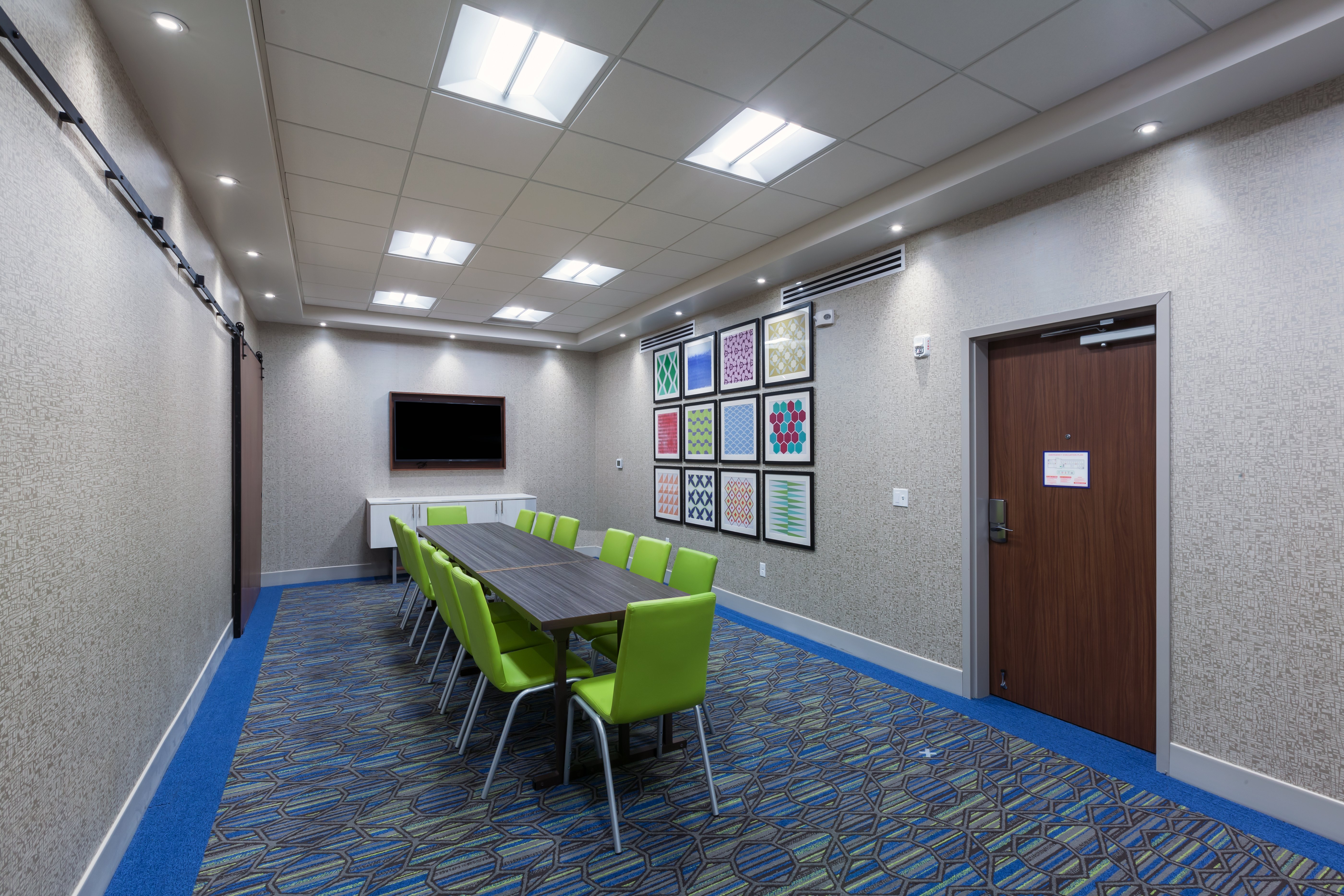 holiday inn express and suites tulsa south woodland hills