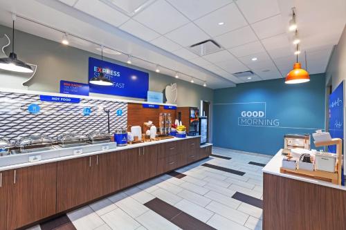 holiday inn express and suites tulsa south woodland hills