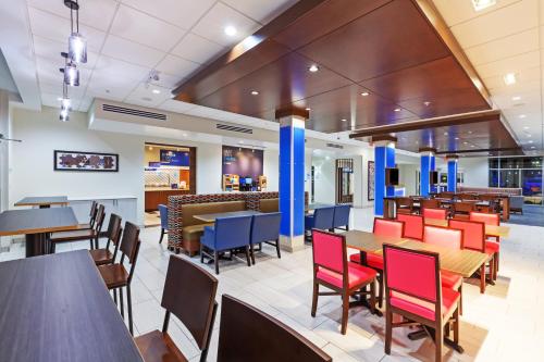 holiday inn express and suites tulsa south woodland hills