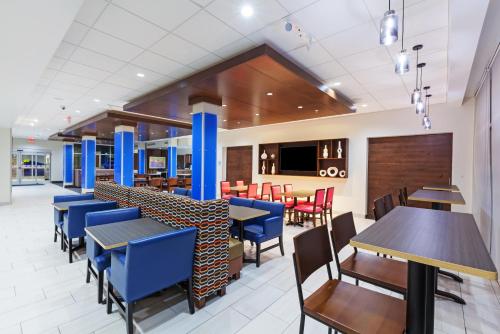 holiday inn express and suites tulsa south woodland hills