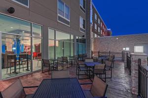 holiday inn express and suites tulsa south woodland hills