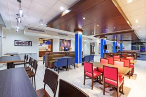 holiday inn express and suites tulsa south woodland hills