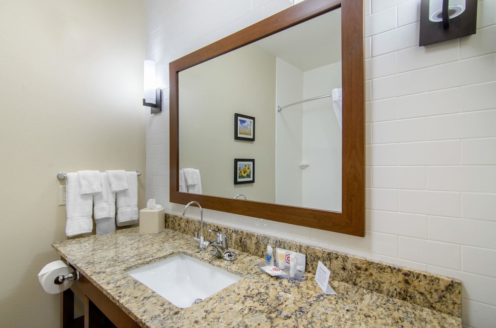 comfort inn and suites shawnee kansas city