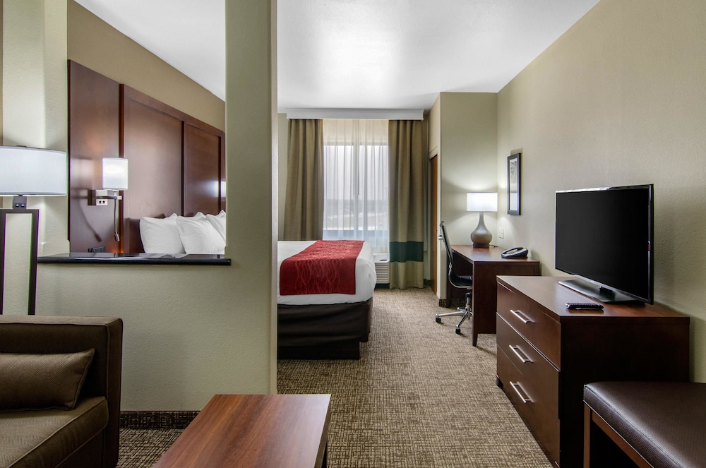 comfort inn and suites shawnee kansas city