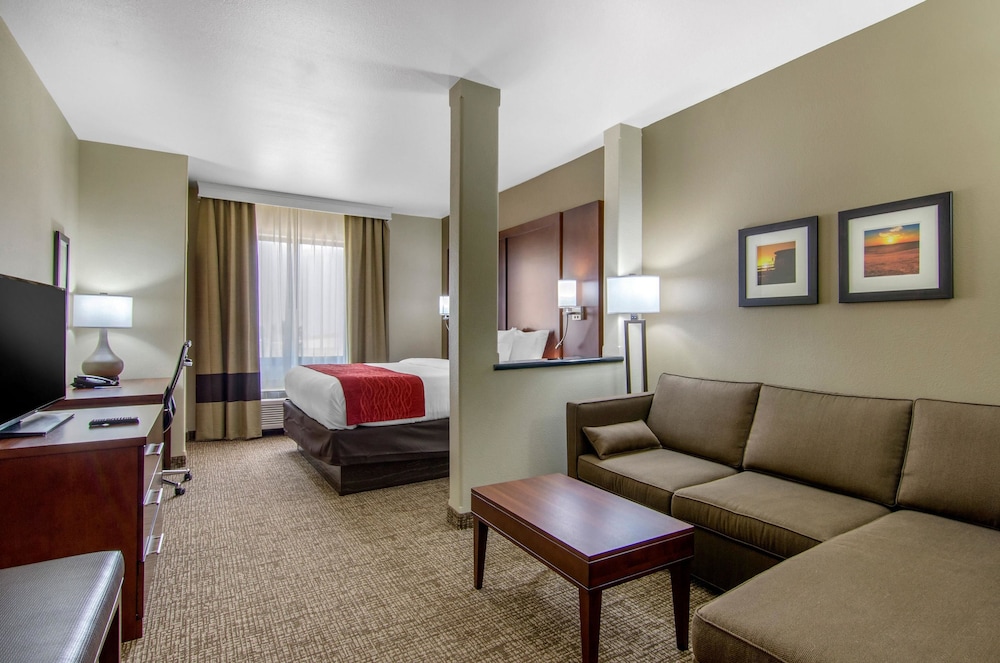 comfort inn and suites shawnee kansas city