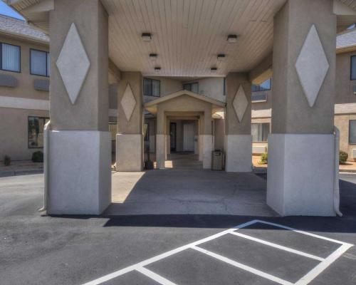 comfort inn and suites shawnee kansas city