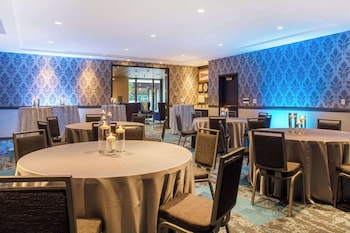 cambria hotel new orleans downtown warehouse district