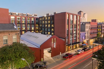 Cambria Hotel New Orleans Downtown Warehouse District,New Orleans>>Harvey,4 star