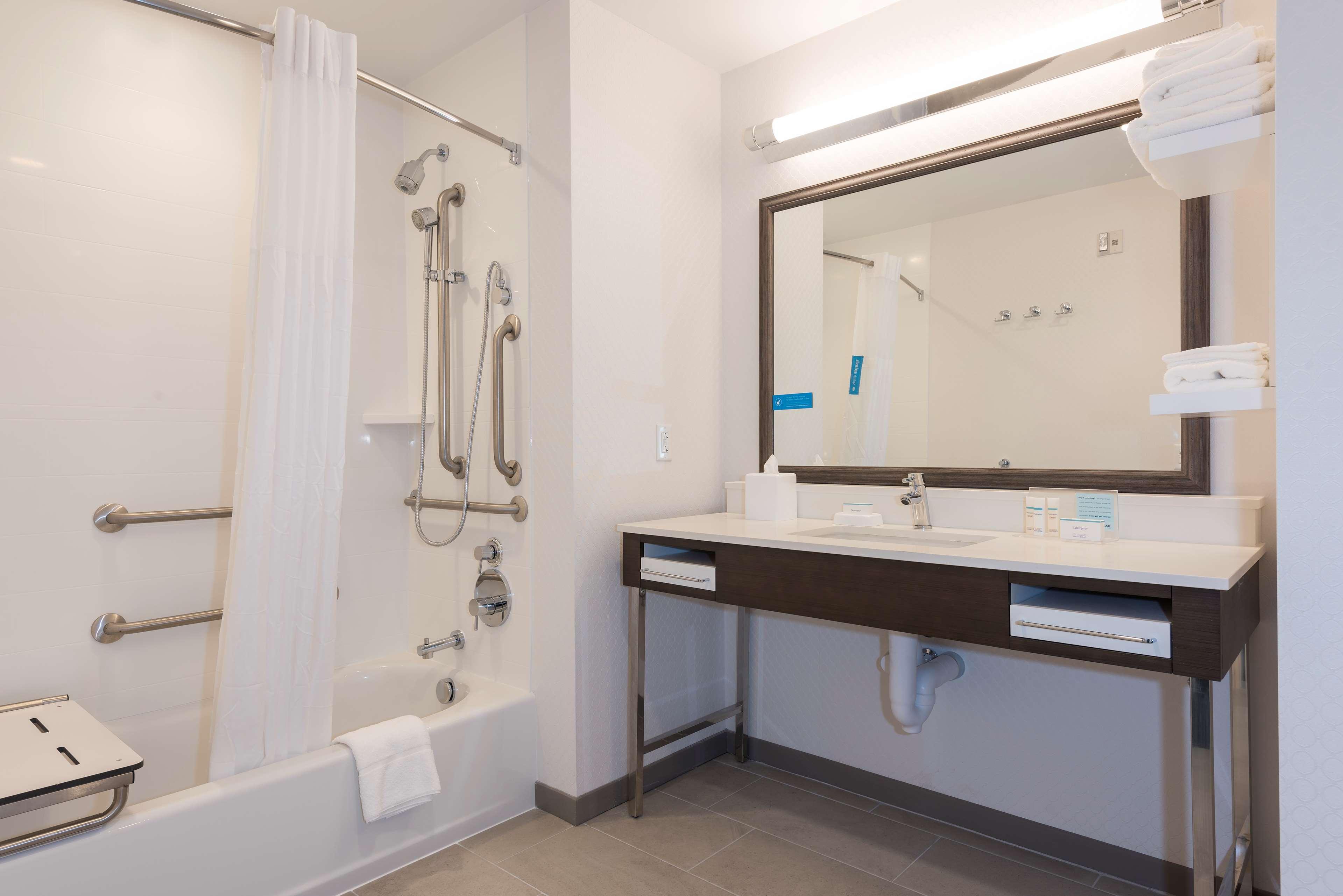 hampton inn and suites indianapolis keystone