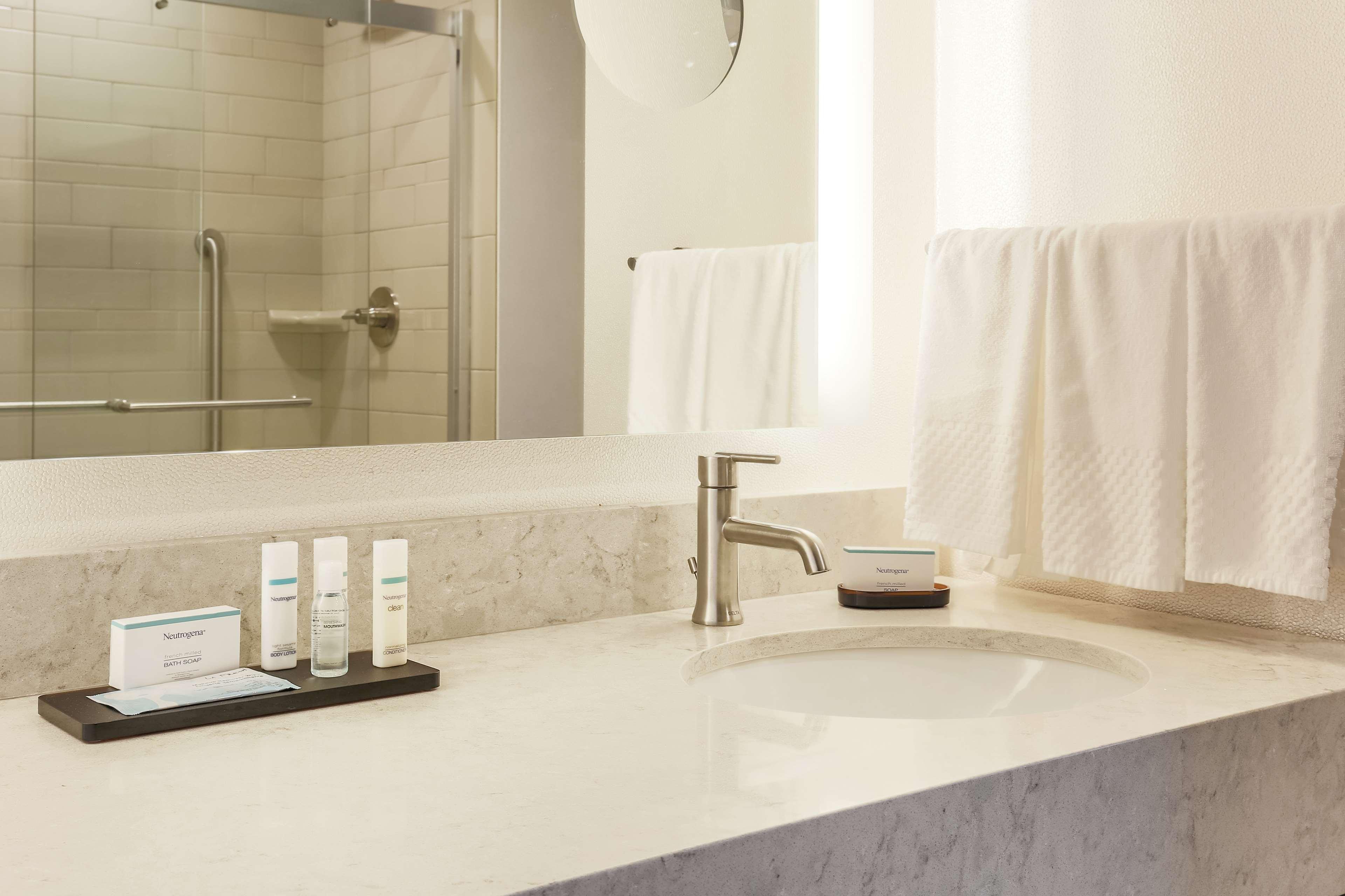 embassy suites by hilton syracuse destiny usa