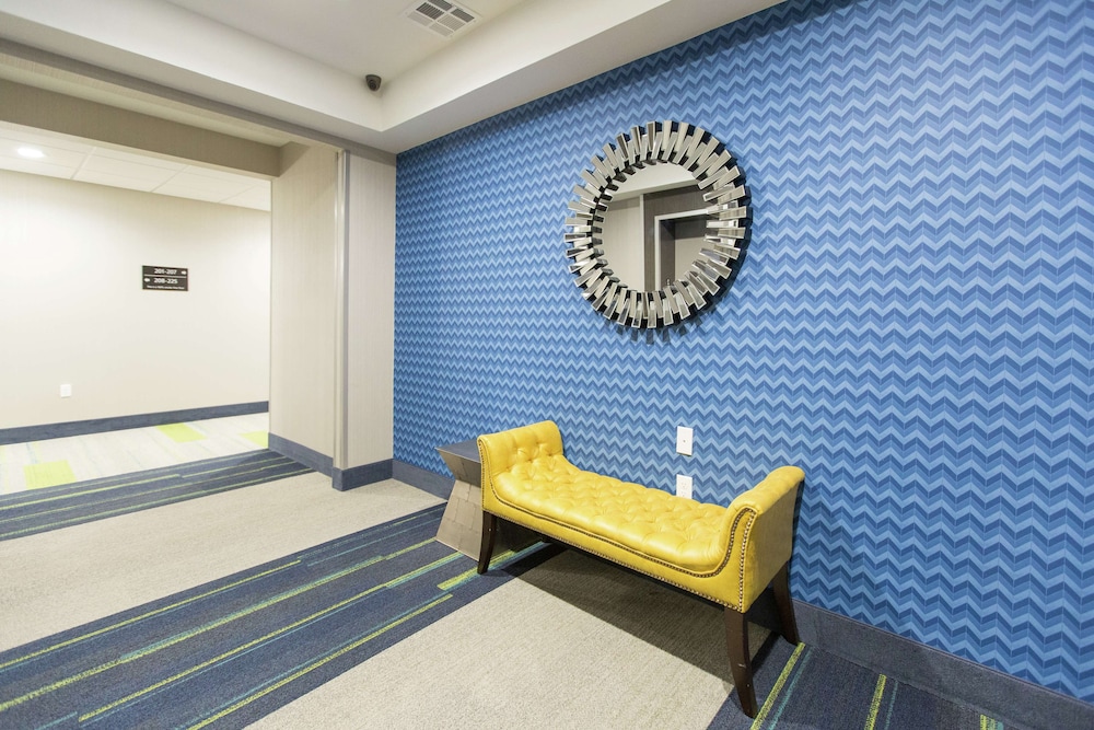 hampton inn and suites stroud