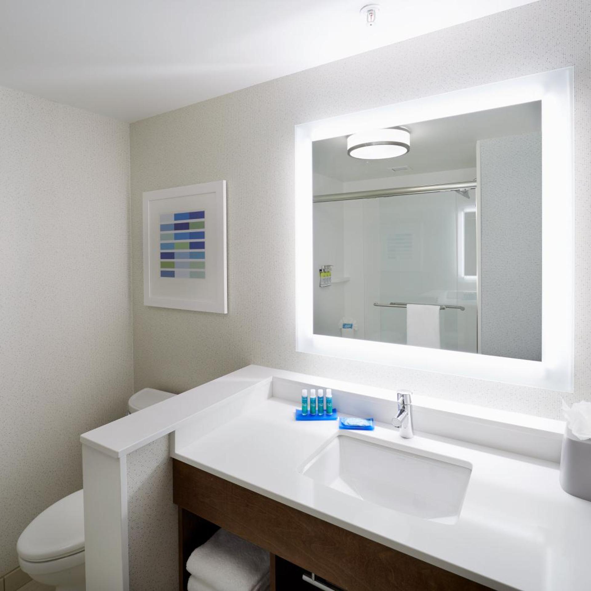 hol inn exp cincinnati north liberty way