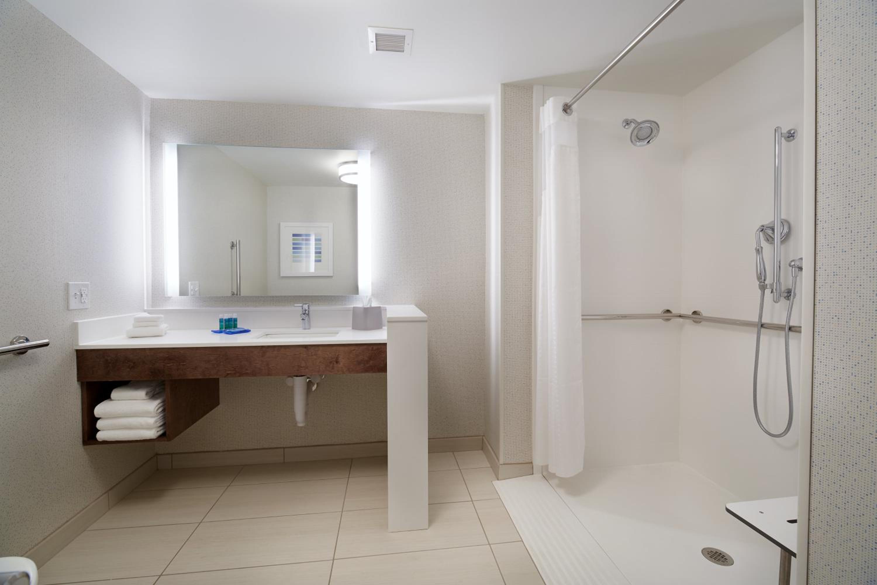 hol inn exp cincinnati north liberty way