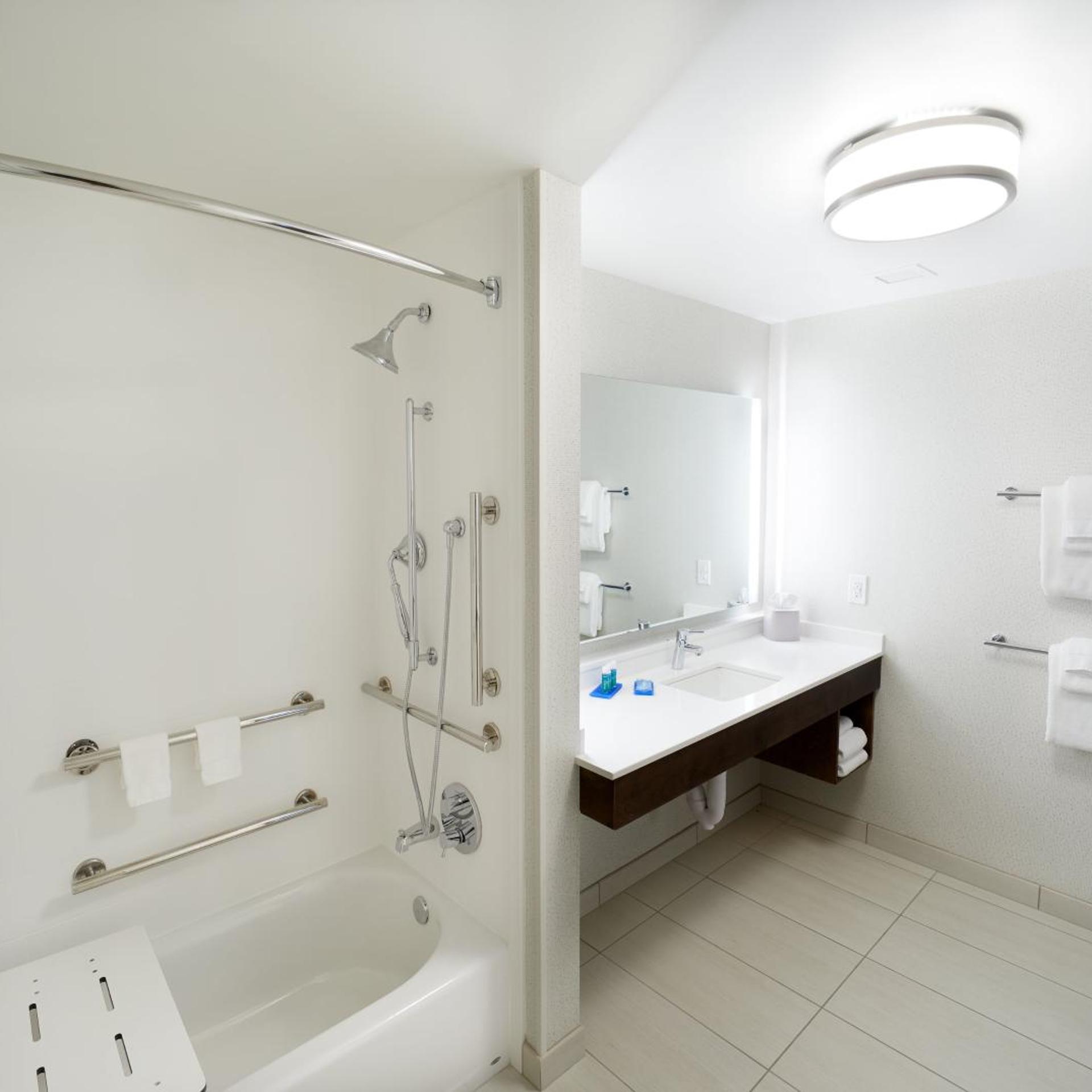 hol inn exp cincinnati north liberty way