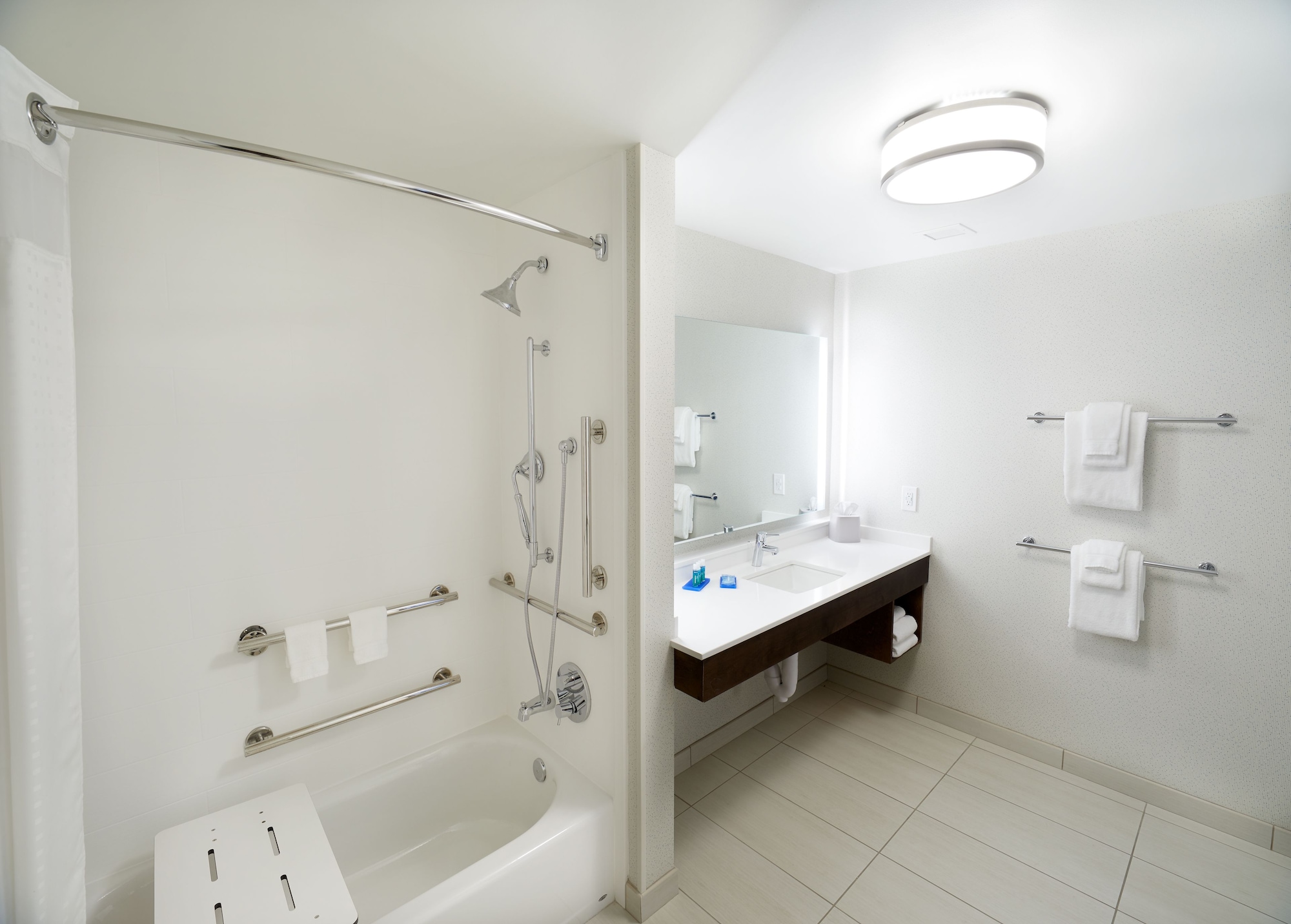 hol inn exp cincinnati north liberty way