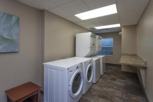 holiday inn express and suites north brunswick by ihg