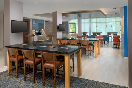 holiday inn express and suites north brunswick by ihg