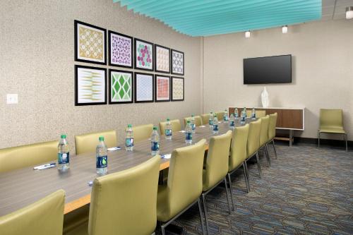 holiday inn express and suites north brunswick by ihg