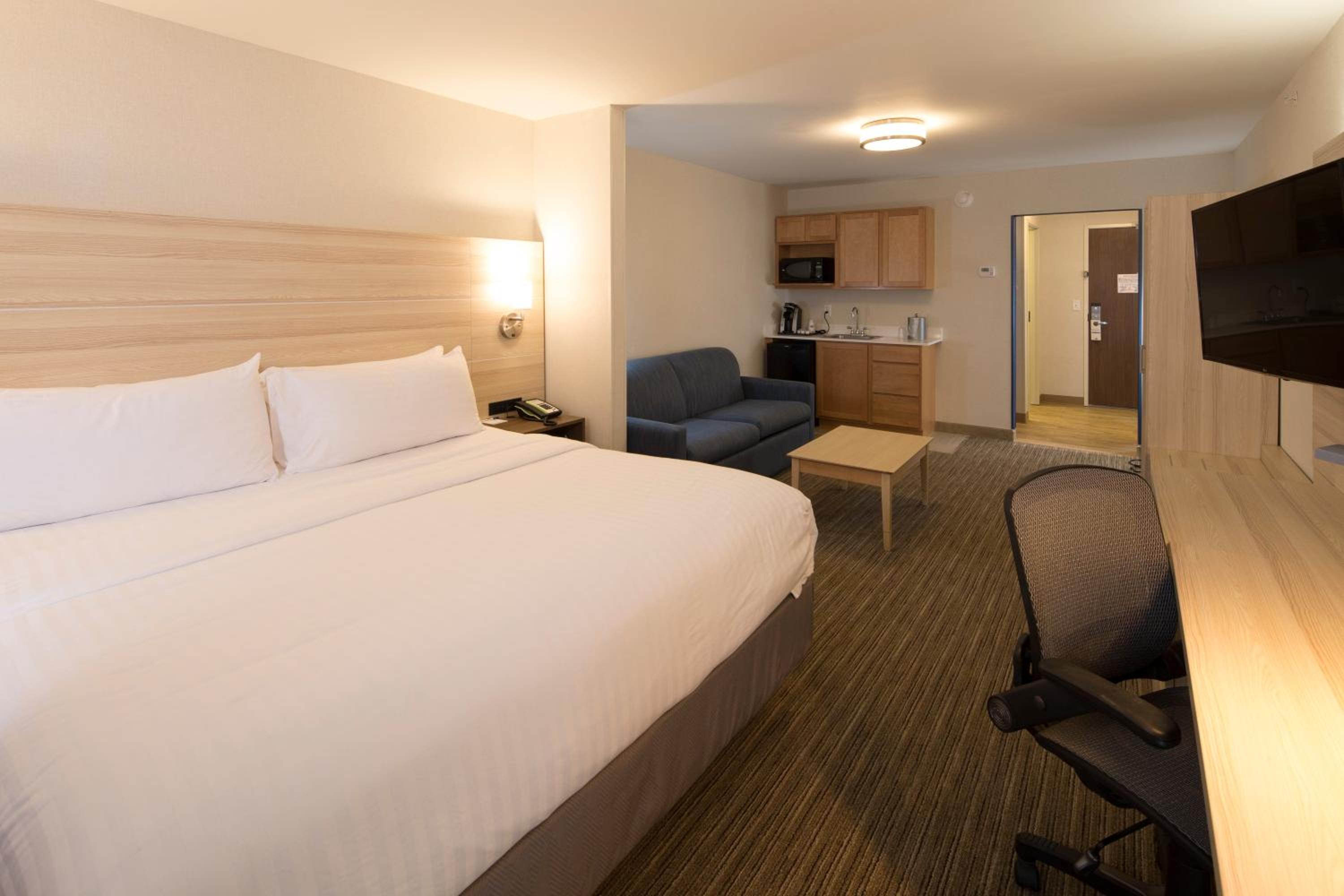 holiday inn express and suites gaylord by ihg