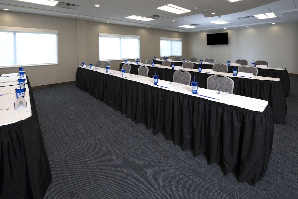 holiday inn express and suites gaylord by ihg
