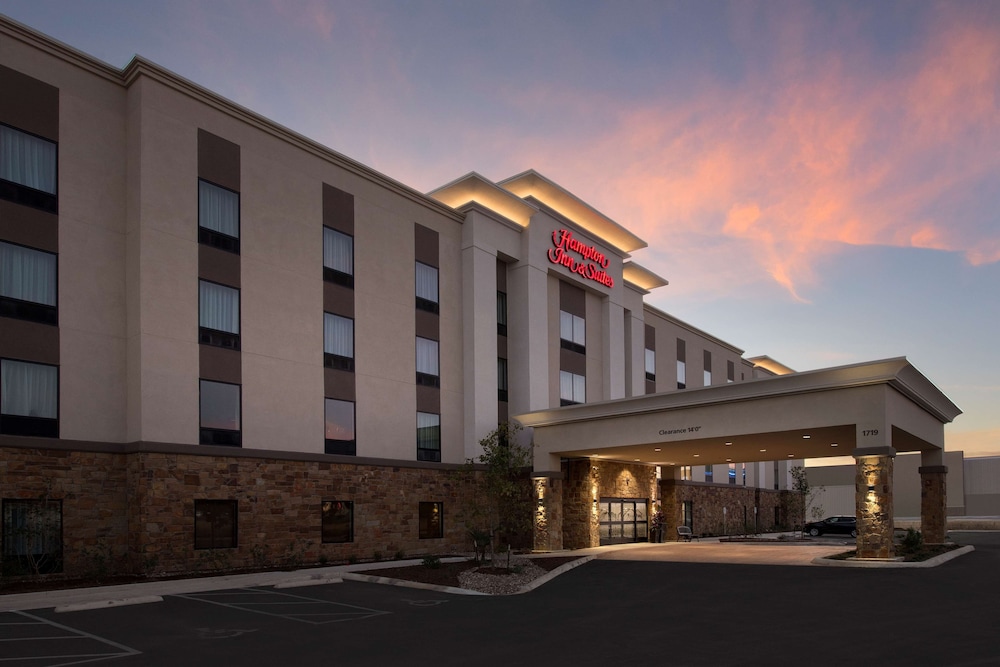 hampton inn and suites san antonio lackland afb seaworld
