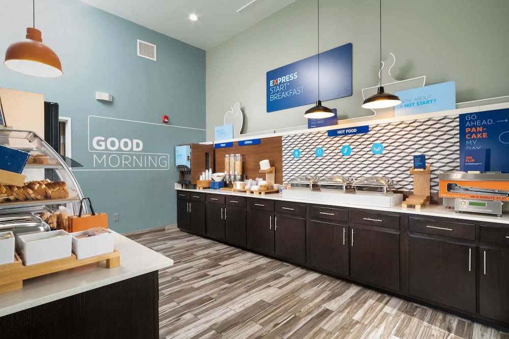holiday inn express and suites memphis arpt elvis presley blv