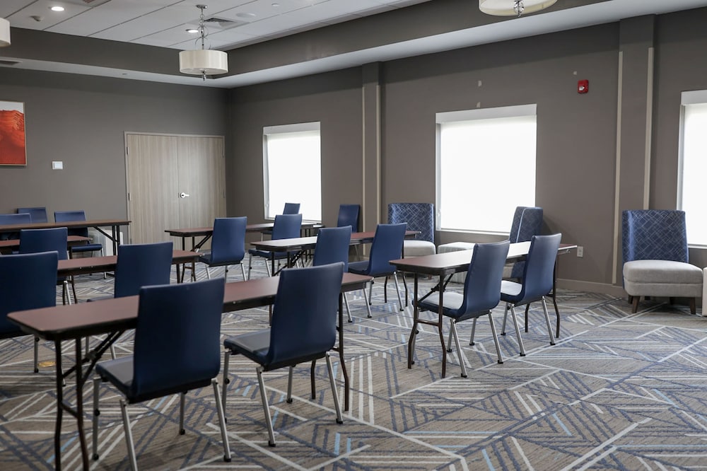 holiday inn express and suites memphis arpt elvis presley blv