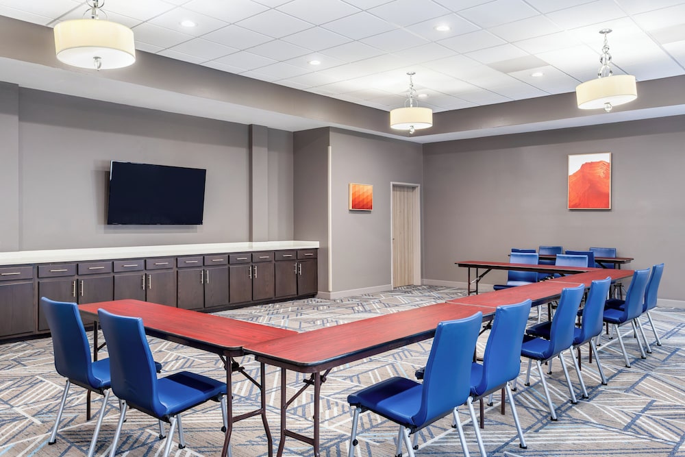 holiday inn express and suites memphis arpt elvis presley blv