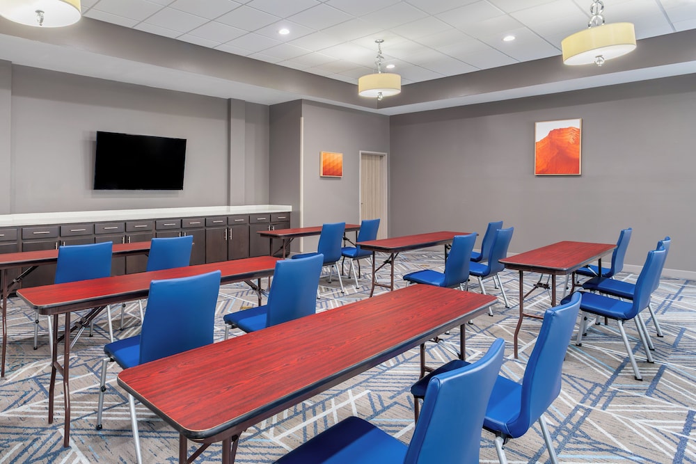 holiday inn express and suites memphis arpt elvis presley blv