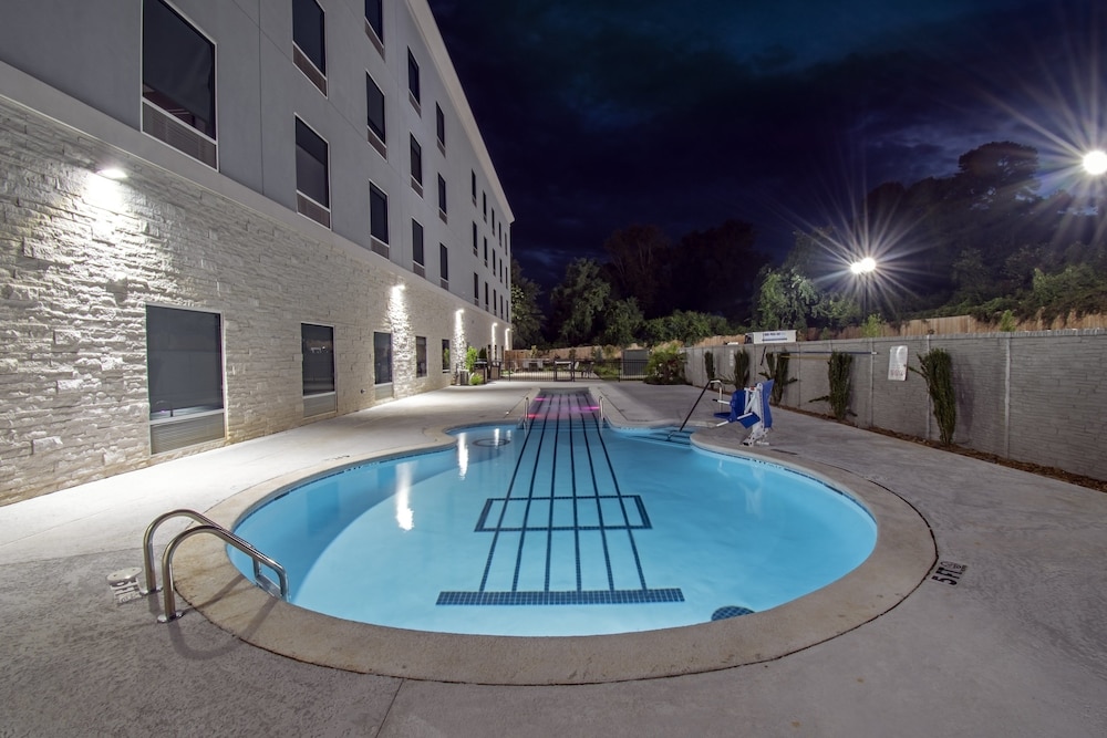 holiday inn express and suites memphis arpt elvis presley blv