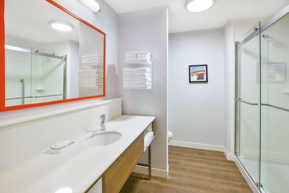 hampton inn and suites oakwood village cleveland