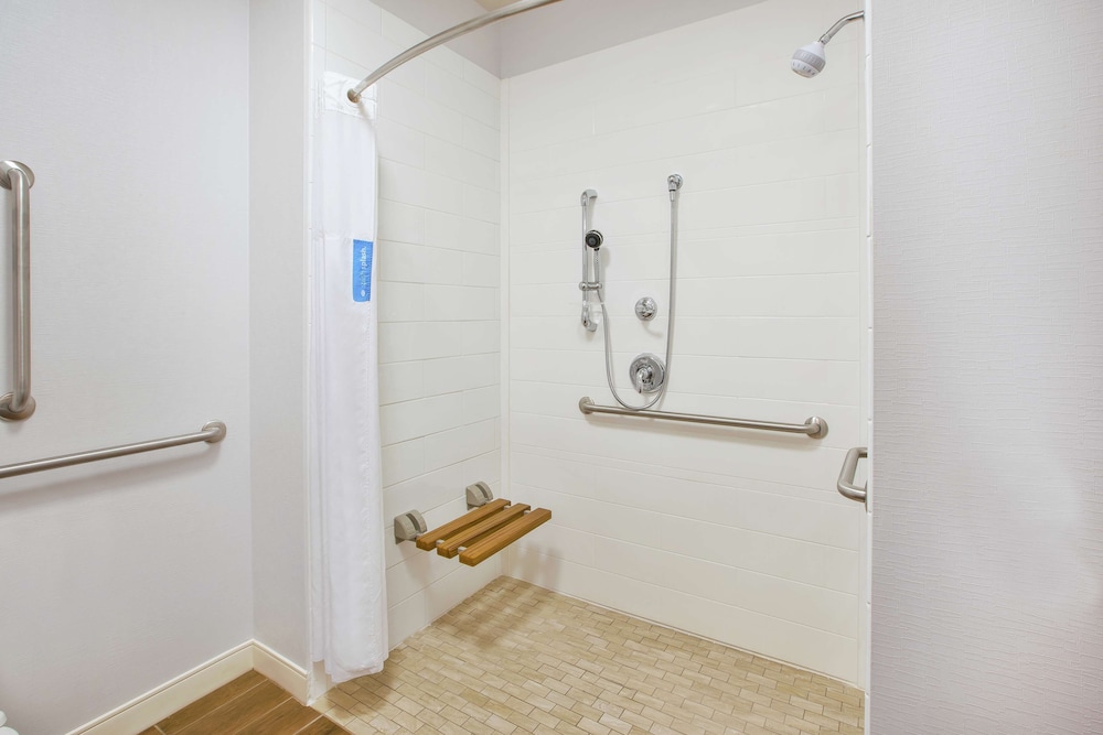 hampton inn and suites oakwood village cleveland