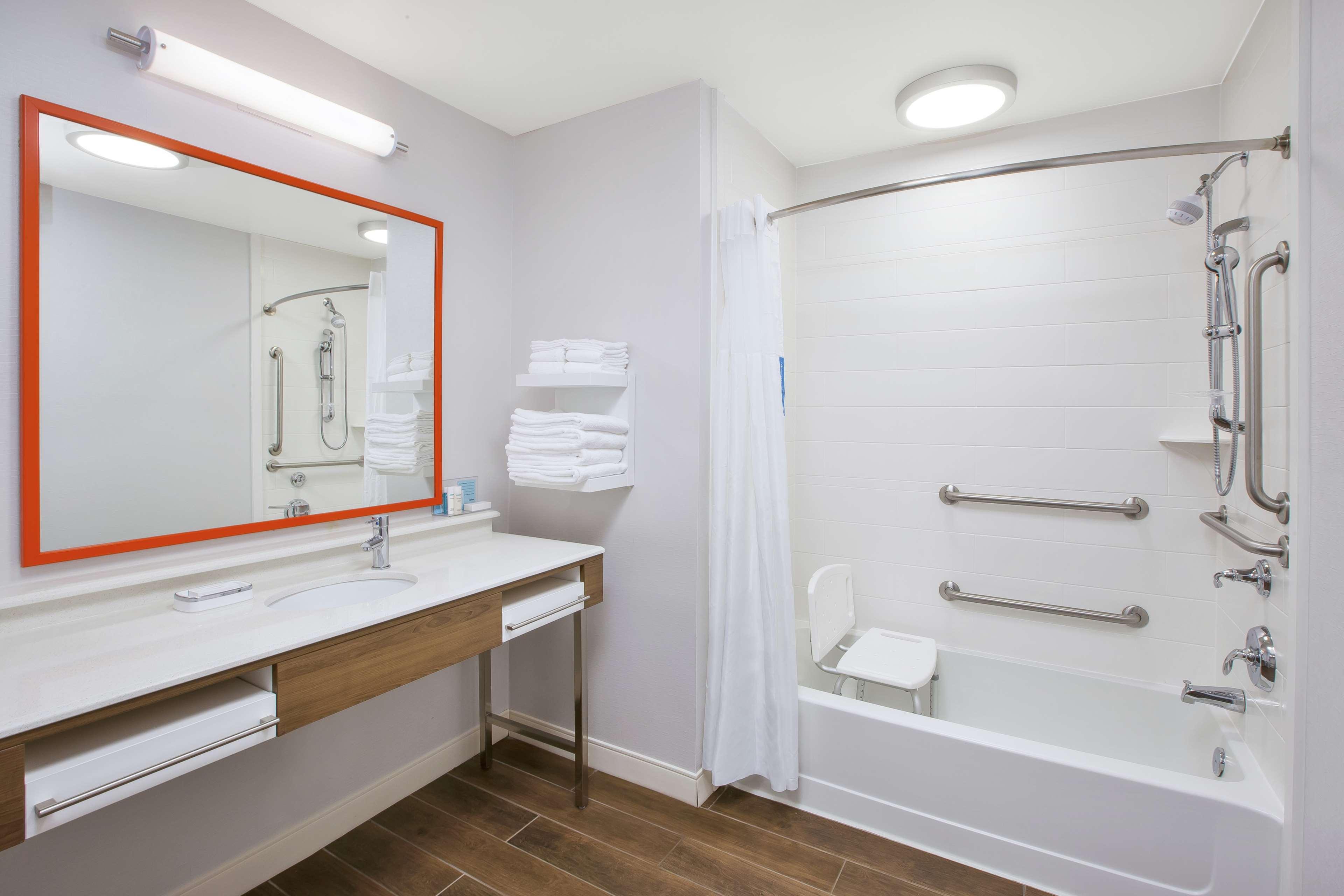 hampton inn and suites oakwood village cleveland