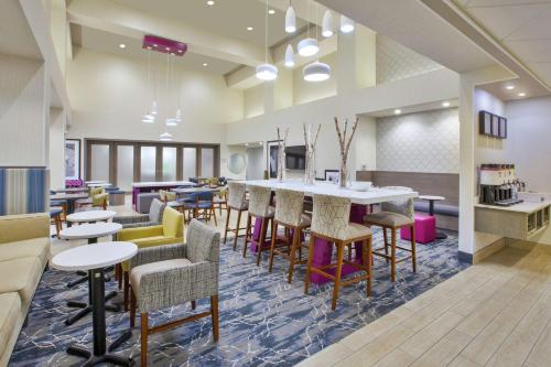 hampton inn and suites oakwood village cleveland