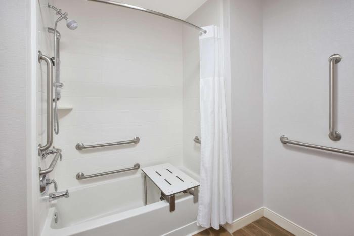 hampton inn and suites oakwood village cleveland