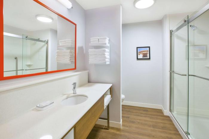 hampton inn and suites oakwood village cleveland