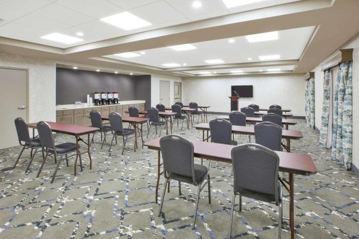 hampton inn and suites oakwood village cleveland