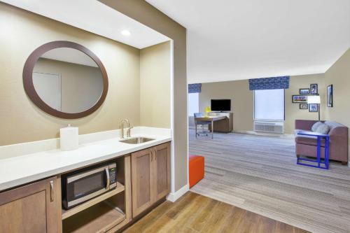 hampton inn and suites oakwood village cleveland