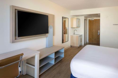 hotel dello ft lauderdale airport tapestry collection by hilton